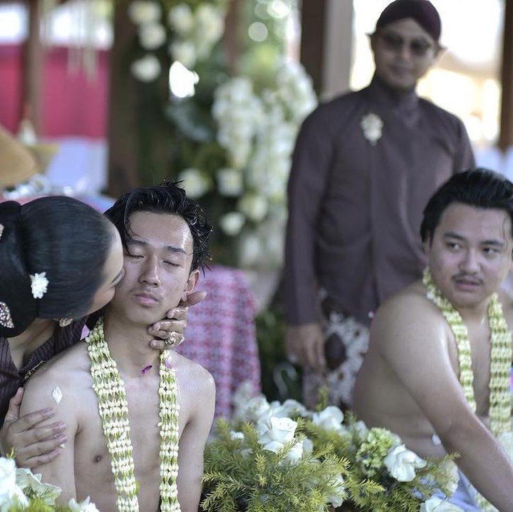 <p>Setelah melakukan siraman, Soimah tak lupa mengecup pipi putranya. Potret Soimah saat mengecup si bungsu Diksa dibagikan di media sosial. (Foto: Instagram @showimah)</p>