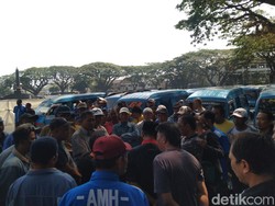 Sopir Angkot Geruduk Balai Kota Malang Tagih Dana Bantuan Rp 300 Ribu