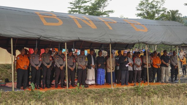 FOTO: Tabur Bunga dan Salat Gaib Tutup Operasi SAR Penambang Emas