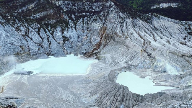 Aktivitas gempa low frequency Gunung Tangkuban Parahu melonjak tiga kali lipat. Badan Geologi minta wisatawan waspada erupsi freatik.