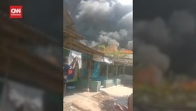 VIDEO: Momen Kebakaran Landa Pabrik Cat di Bogor