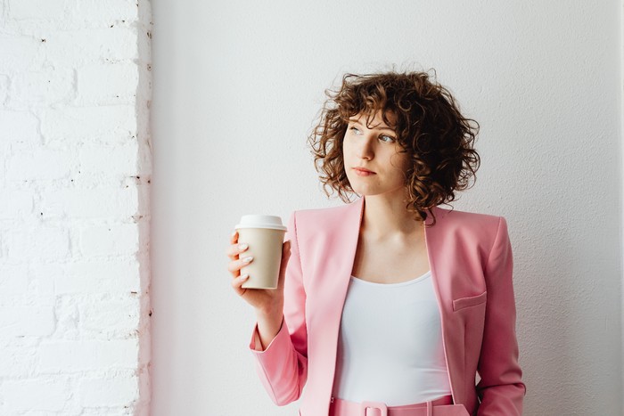 Warna Outfit Paling Dihindari Old Money dan Crazy Rich. Foto: Pexels.com/Karolina Grabowska