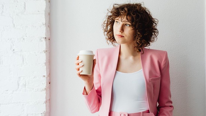Warna Outfit Paling Dihindari Old Money dan Crazy Rich. Foto: Pexels.com/Karolina Grabowska