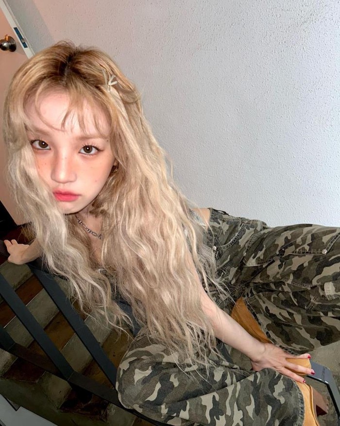 Yuqi (G)I-dle menunjukkan kombinasi rambut pirang dan perm hippie yang ikonik dan berbeda. Poni pendeknya menambah penampilan Yuqi terlihat lebih manis dan tetap cute./ Foto: instagram.com/yuqisong.923