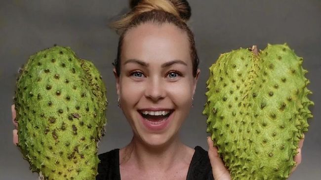 Seorang influencer vegan raw food, Zhanna  Samsonova yang menjalani pola diet buah-buahan eksotis dilaporkan meninggal karena kelaparan dan kelelahan.