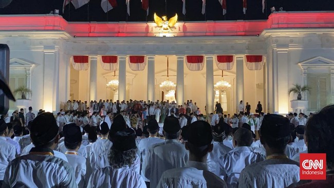Presiden Jokowi mengajak sejumlah ulama berzikir bersama di Istana pada Selasa malam ini dalam rangka perayaan HUT ke-78 RI.