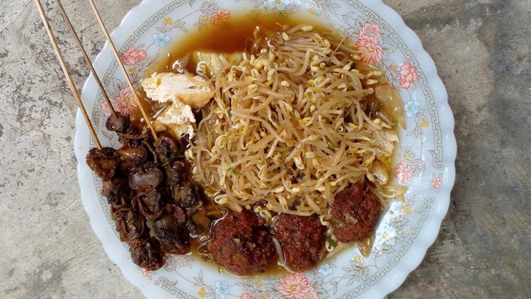 1460913713 Foods that have a savory sauce filled with various ingredients such as rice cake, fried tofu, sprouts, fried lento or soybeans mixed with flour dough and lastly add shellfish satay.
