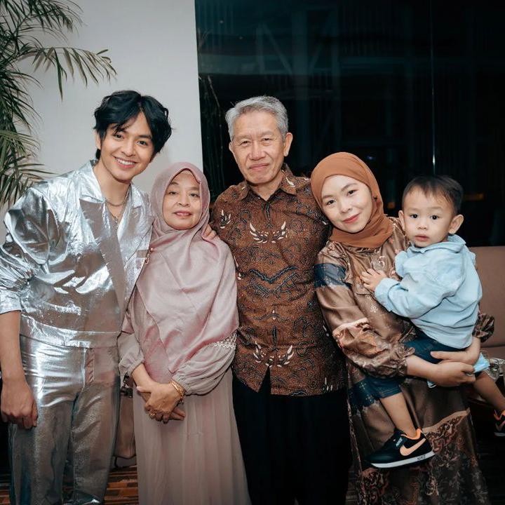 <p>Angga biasa membagikan potret bersama keluarga saat sedang berkumpul di kampung halaman. Misalnya saja merayakan Lebaran bersama. (Foto: Instagram @angga)<br /><br /><br /></p>