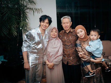 Jarang Tersorot, Intip 5 Potret Angga Yunanda Bersama Ibunda dan Ayah di Kampung Halaman