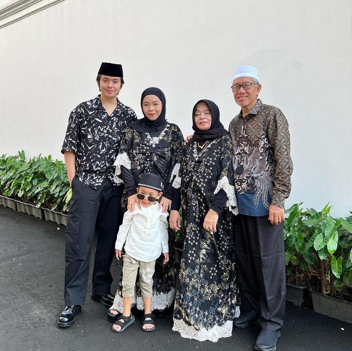 <p>Pria berusia 23 tahun ini merupakan anak bungsu dari dua bersaudara. Orang tuanya, Muhammad Nasir dan Yuliati Mahsun, berprofesi sebagai kepala sekolah di Lombok, Nusa Tenggara Barat. (Foto: Instagram @angga)<br /><br /><br /></p>