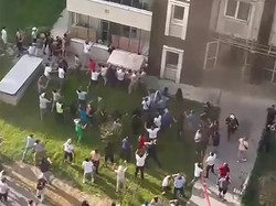 Tegang! Apartemen Kebakaran, Penghuni Loncat dan Ditangkap Pakai Kasur