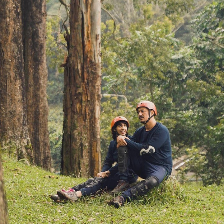 <p>Seperti ayah dan ibunda, wanita yang akrab disapa Arla ini juga terjun ke dunia akting. Ia pernah membintangi serial web <em>Virgin the Series</em> yang ditayangkan pada awal tahun 2022. Bunda pernah menonton serial tersebut? (Foto: Instagram @bucek)<br /><br /><br /></p>