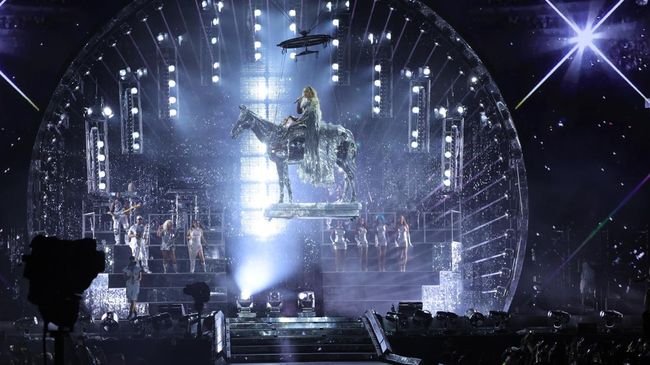 Tur dunia Renaissance Beyonce berlanjut di East Rutherford, New Jersey pada Sabtu lalu. Saat penampilannya kala itu dia tampil dengan kostum gemerlap.