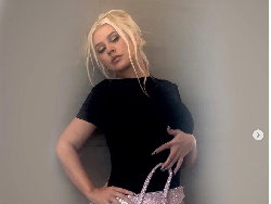 Gaya Unik Christina Aguilera Pakai Rok Mini Bentuk Tas Hermes Bikin