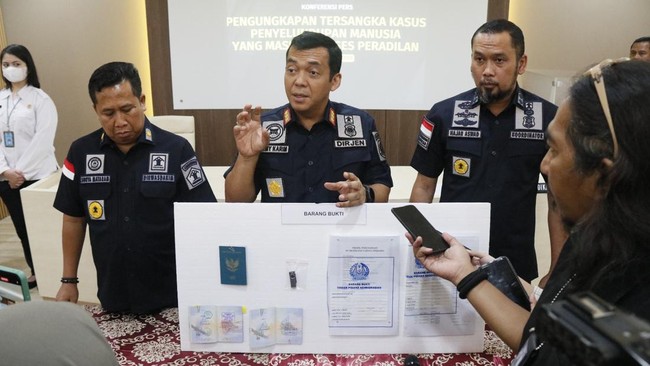 Ditjen Imigrasi menyatakan tersangka pemalsuan cap keimigrasian untuk percobaan penyelundupan orang segera diadili setelah kejaksaan menyatakan berkas lengkap.