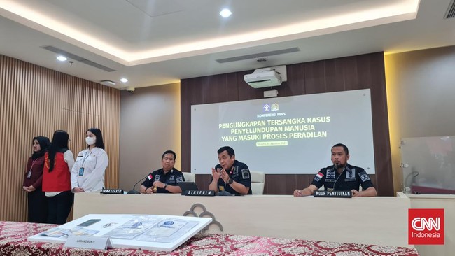 Perempuan berinisial ODG (37) akan diadili atas kasus dugaan pemalsuan cap keimigrasian untuk menyelundupkan manusia.