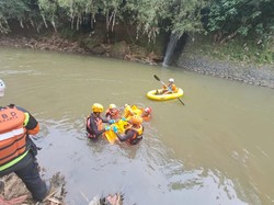 Pilu Ibu Cari Putranya Tenggelam di Ciliwung gegara Terpeleset Saat BAB