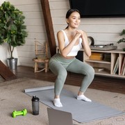 Cuma 20 Menit per Hari! 5 Gerakan Olahraga di Rumah Ini Kunci Panjang Umur & Awet Muda