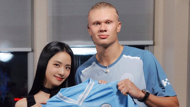 Saat berada di Korea Selatan, Erling Haaland Manchester City belajar koreografi Flower langsung dari Jisoo BLACKPINK.