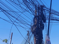 Semrawutnya Kabel di Bogor Bikin Leher Lurah Terlilit dan Jatuh dari Motor