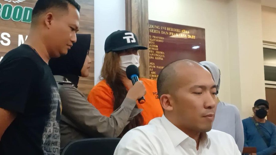 Karenina Anderson Karenina Anderson dihadirkan polisi di Polres Metro Jakarta Selatan.