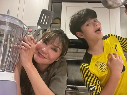 5 Potret Tamara Bleszynski Ajari Kenzou Masak, Ingin Sang Putra Kelak Jadi Cowok Idaman