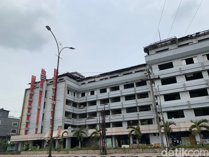 Kondisi terkni Hotel Garuda Plaza di Jalan SM Raja Medan. (Kartika Sari detikSumut)