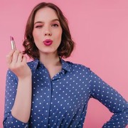 5 Trik Makeup Agar Lipstik Awet Seharian, Tanpa Perlu Capek Retouch Lagi!