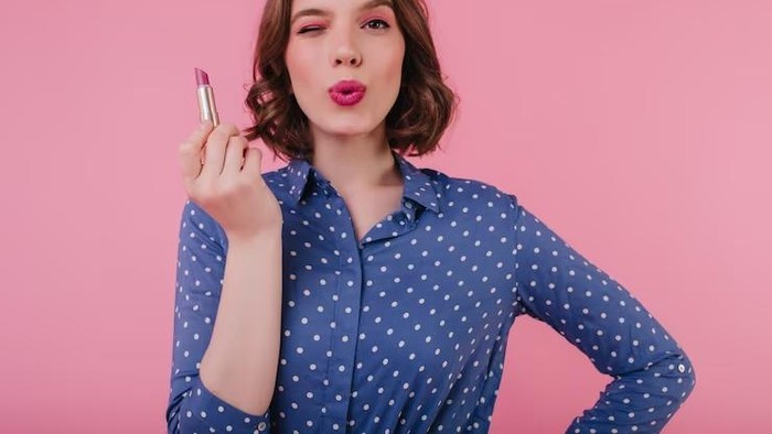 5 Trik Makeup Agar Lipstik Awet Seharian, Tanpa Perlu Capek Retouch Lagi!