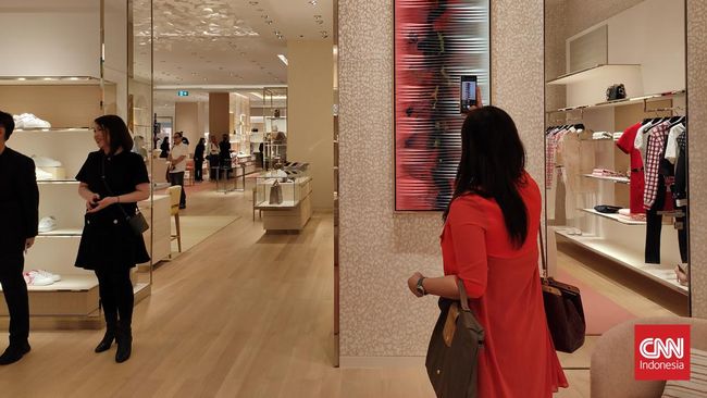 Setelah 'hiatus' selama lebih dari enam bulan, Louis Vuitton Pacific Place kembali dibuka. Kali ini, LV menyematkan karya-karya seniman lokal di dalamnya.