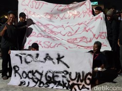 Massa Tolak Rocky Gerung Jadi Pembicara Diskusi di Sleman, Ini Alasannya