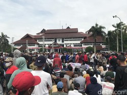 Pengerukan Muara Tersendat, Ratusan Nelayan Demo di Kantor Gubernur Babel