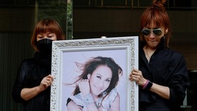 FOTO: Derai Air Mata Iringi Pemakaman Coco Lee di Hong Kong