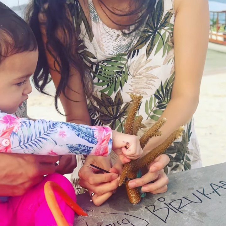 <p>"Semoga penggalan kegiatan ini (transplantasi terumbu karang) bisa ditiru kembali sama dia, dan belajar sabar yang namanya proses. Karena di dunia ini, namanya instan tak ada yang abadi," tutur Nadine. (Foto: Instagram: @nadinelist)</p>