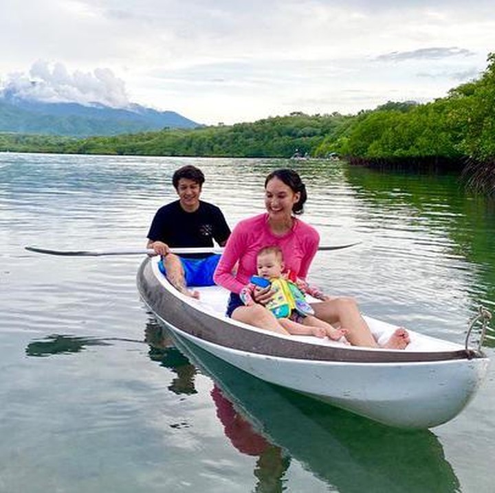 <p>Pada kesempatan lainnya, Nadine juga sudah dikenalkan dengan keindahan laut, rawa, serta pantai. Djiwa bahkan pernah naik kayak di Mangrove, lho. (Foto: Instagram: @nadinelist)</p>