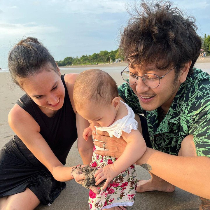 <p>Nadine dan Dimas juga memperkenalkan sang anak pada pasir yang ada di pantai. Nadine memberitahu Djiwa bahwa pasir yang terus menerus diambil akan mengancam pulau-pulau kecil termasuk terumbu karang dan padang lamun. (Foto: Instagram: @nadinelist)</p>