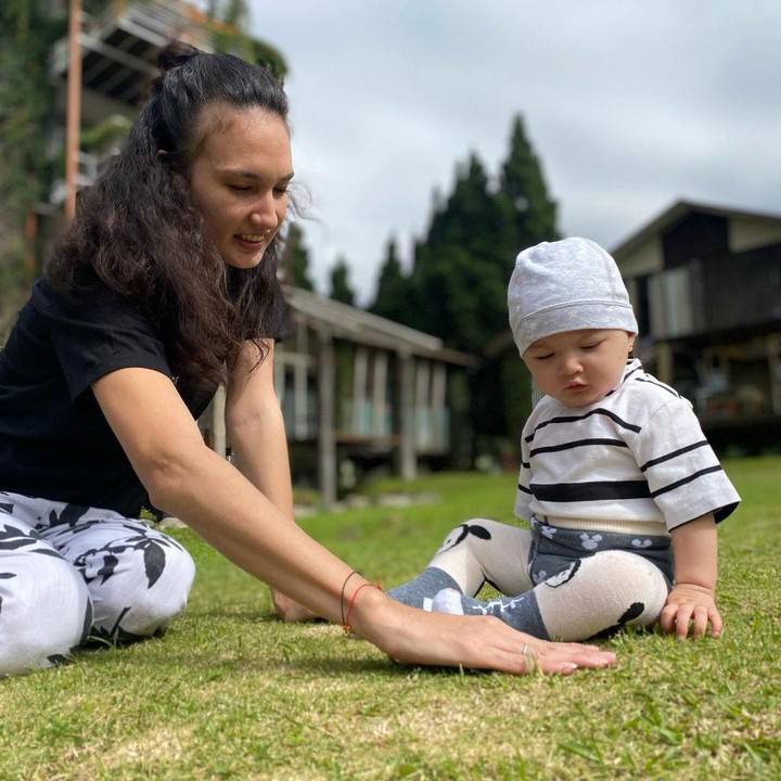 <p>Di usianya yang masih dini, Nadi Djiwa anak Nadine Chandrawinata, pertama kali dikenalkan ke alam terbuka dengan menginjak rumput, Bunda. "Perdana Djiwa main ke alam terbuka. Ini namanya rumput, Nak! Walaupun ada yang kasar, tajam, dan kotor, rumput ini hidup, lho. Jadi kamu harus berterima kasih juga ya, jadi alas belajar kamu merangkak," ungkap Nadine. (Foto: Instagram: @nadinelist)</p>
