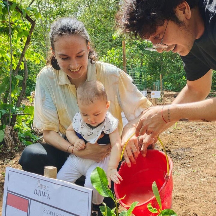 <p>Ketika Djiwa memasuki usia 9 bulan, Nadine dan Dimas juga mengajak sang anak untuk menanam pohon. Keduanya berharap agar pohon tersebut dapat diingat dan tumbuh bersama Djiwa. (Foto: Instagram: @nadinelist)</p>