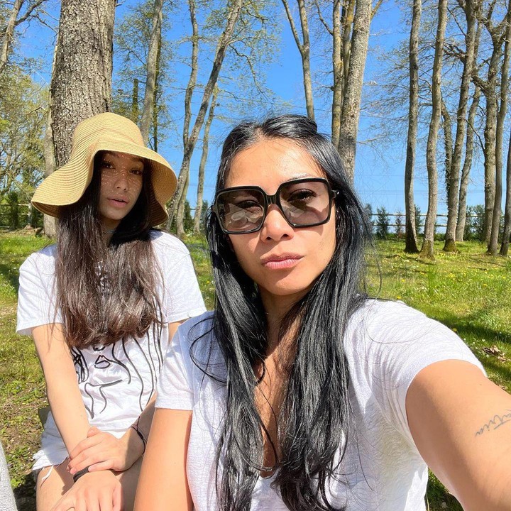 <p>Anggun juga kerap terlihat bersama sang putri yang kini sudah beranjak dewasa, Kirana Cipta Montana Sasmi. Keduanya pun terlihat sangat kompak, lho. (Foto: Instagram: @anggun_cipta)</p>