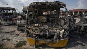 FOTO: Puing dan Mobil Rongsok Sisa Bentrok Muslim dan Hindu di India