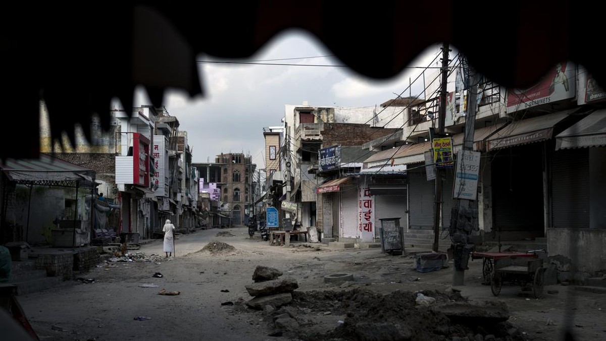 FOTO: Puing dan Mobil Rongsok Sisa Bentrok Muslim dan Hindu di India