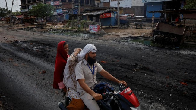 FOTO: Puing dan Mobil Rongsok Sisa Bentrok Muslim dan Hindu di India
