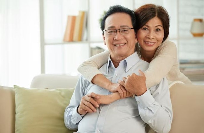 Kakek dan nenek penuh senyum Sifat yang Membantu Panjang Umur dan Hidup Bahagia, Apa Saja?