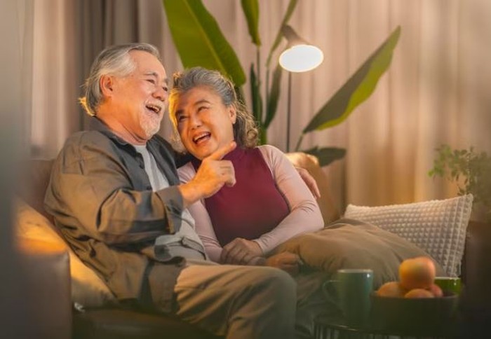 Kakek dan nenek sedang duduk mesra