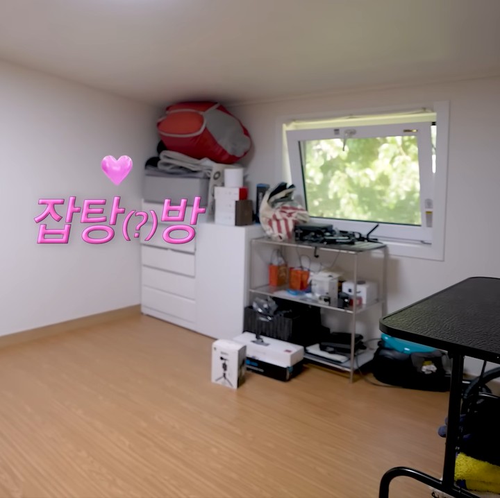 <p>Kemudian, ada lantai tiga yang menjadi tempat favorit Bomi. Ia mengaku kerap menghabiskan waktu untuk membuat konten YouTube dan bermain game di sana. "Lantai tiga adalah tempat yang spesial untuk saya karena semua alat YouTube saya ada di sana. Ada ruang untuk komputer saya. Saya baru bermain Battle Ground," tuturnya. (Foto: YouTube 뽐뽐뽐)</p>