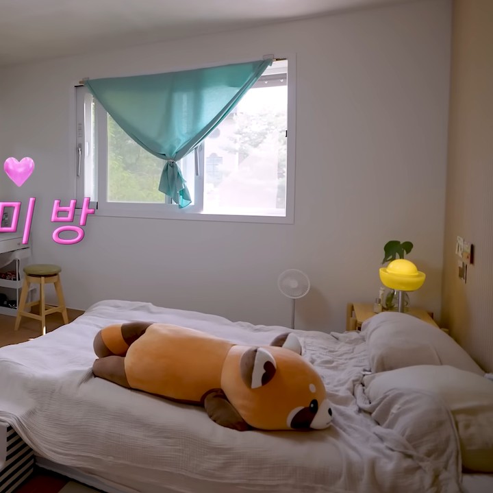 <p>Lantai dua adalah tempat di mana kamar Bomi berada. "Untuk tidur dengan anjing saya, saya punya dua bantal," ucap Bomi. (Foto: YouTube 뽐뽐뽐)</p>