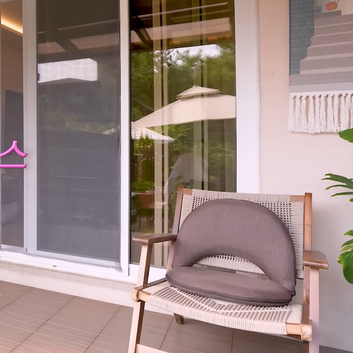 <p>Meski terlihat sederhana, rumah Bomi cukup luas karena terdiri dari tiga lantai. Bomi memilih rumah dengan area teras dan pekarangan yang lebar. "Ini pekarangan saya. Ketika saya mencari rumah, saya menginginkan pekarangan yang tidak terlalu besar dan tidak terlalu kecil. Cukup besar untuk anjing saya bermain. Itu sebabnya saya pindah ke sini," ujar Bomi seperti dikutip dari akun Youtube pribadinya. (Foto: YouTube 뽐뽐뽐)</p>