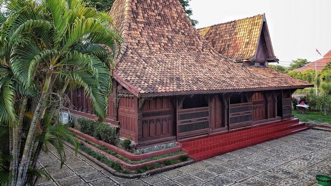 Meski telah jarang digunakan sebagai tempat tinggal, tetapi rumah adat masih dapat dijumpai di beberapa tempat dan dipertahankan sebagai simbol budaya setempat.