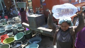 FOTO: Antrean Bantuan Saat Krisis Air Bersih di Jateng-Jatim