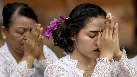 FOTO: Syahdunya Sembahyang Hari Raya Galungan di Bali
